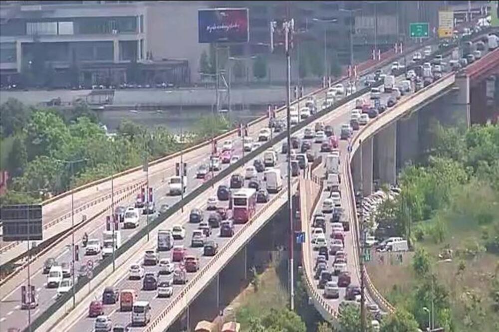 NA AUTOPUTU KOLONA DUGA 13 KILOMETARA, HAOS I NA MOSTOVIMA! Ogromne gužve u Beogradu, evo gde je još kritično! FOTO