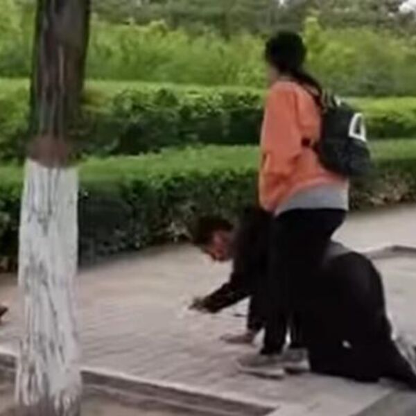 ĆERKA VUČE OCA KOJI KLEČI PRED NJOM I VIČE NA NJEGA ŠTO NEMA VIŠE PARA: Hoće AJFON po svaku cenu, ljudi ZGRANUTI