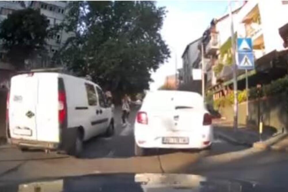 ZASTRAŠUJUĆI SNIMAK DIVLJAČKE VOŽNJE NA ZVEZDARI: Žena i dvoje dece stupaju na kolovoz, a onda... (VIDEO)