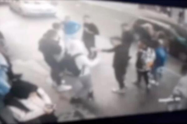 SNIMCI JEZIVOG NASILJA U NOVOM PAZARU: Brutalna tuča u centru grada, niko nije zaštitio dečaka (VIDEO)