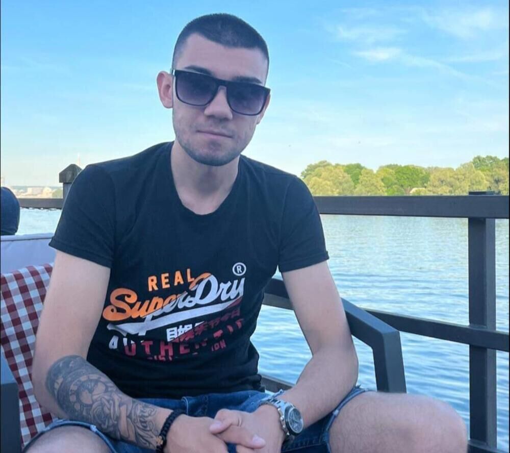 Stefan sedi u kafiću