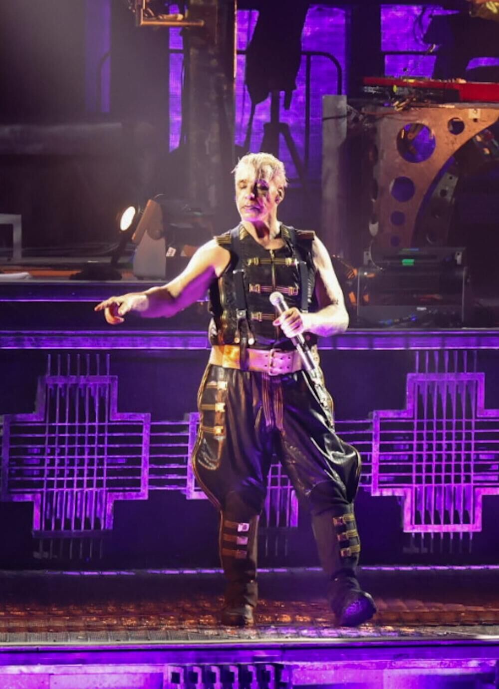 Procena je da je prvi spektakl na Ušću otpratilo 100.000 ljudi