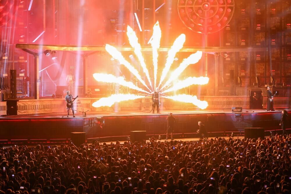 Procena je da je prvi spektakl na Ušću otpratilo 100.000 ljudi