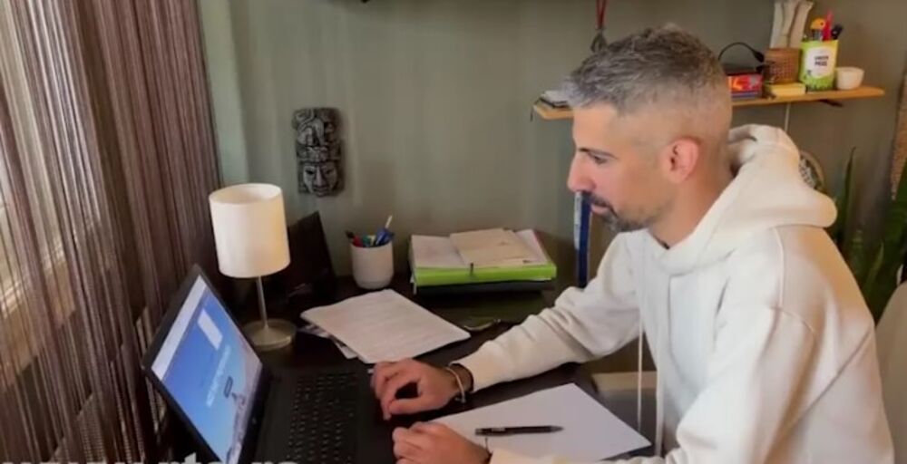 Petar Sretenović za laptopom