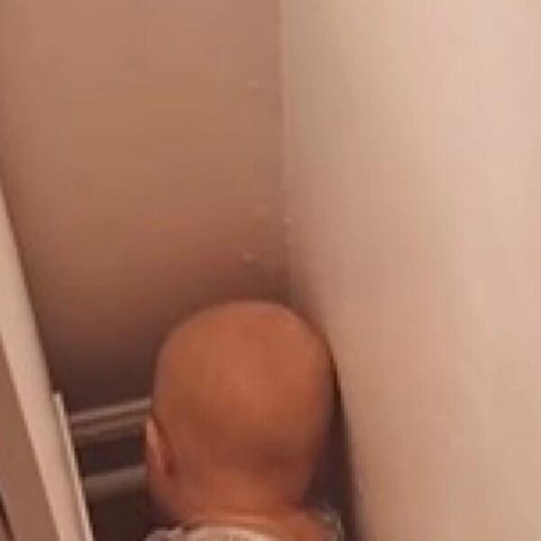 BEBA SE ZAGLAVILA IZA KOMODE, ALI TO NIJE SVE: Njena reakcija je URNEBESNA, ljudi plaču od smeha (VIDEO)