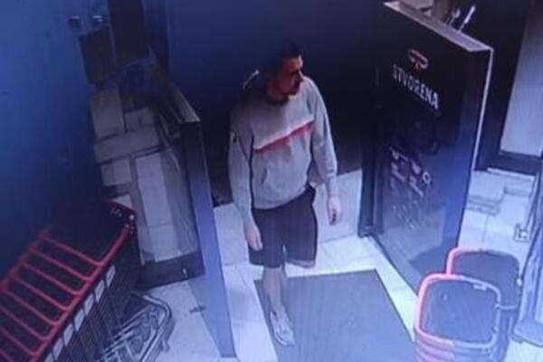 KRAĐA U NOVOM SADU: Ušao pred zatvaranje, uzeo NAJSKUPLJE PROIZVODE i samo izašao - kamera sve usnimila (VIDEO)