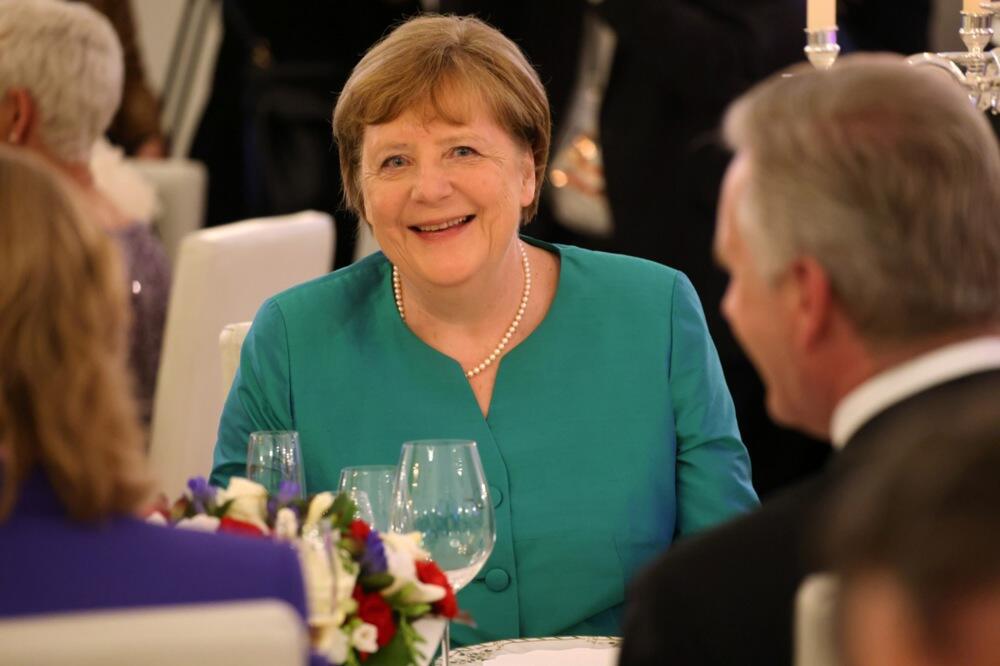 Ovo je suprug Angele Merkel: Sa njim je u braku već 26 godina, a jeda detalj krije kao zmija noge! (FOTO)