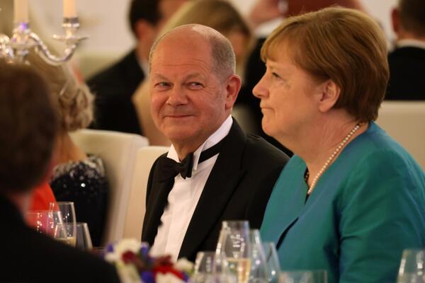 NEKADA NAJMOĆNIJA ŽENA SVETA U NEVIĐENOM IZDANJU: Merkelova ODUVALA, gledajte samo kako IZGLEDA (FOTO)