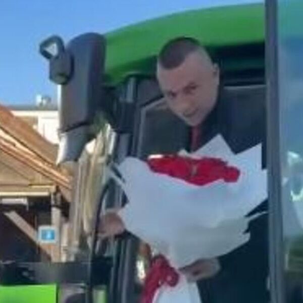 CELA BOSNA U TRANSU ZBOG "ZVERKE" KOJOM JE ON DOŠAO NA MATURU: Buket ruža u jednoj ruci, a ključevi od... (VIDEO)