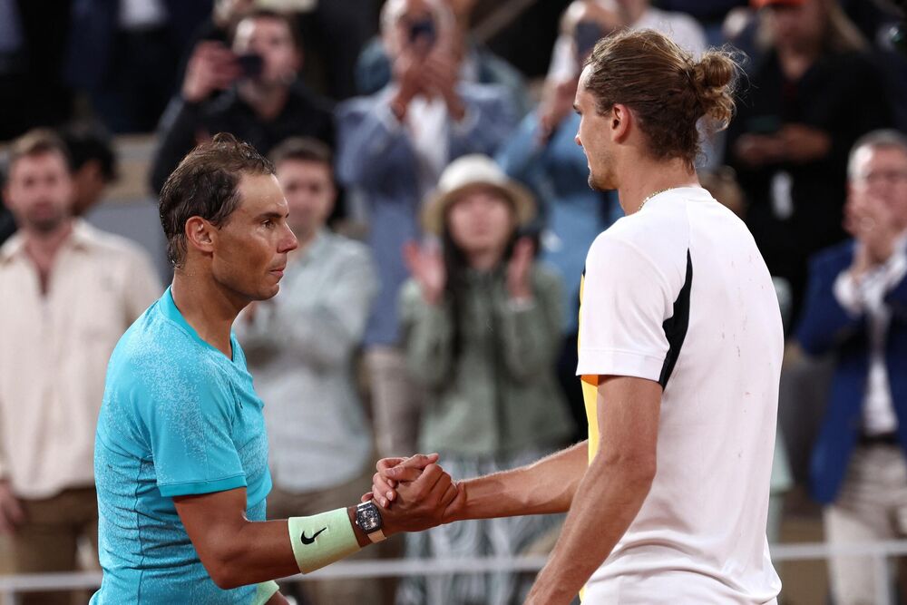 Rafael Nadal se rukuje sa Aleksandrom Zverevom nakon meča 