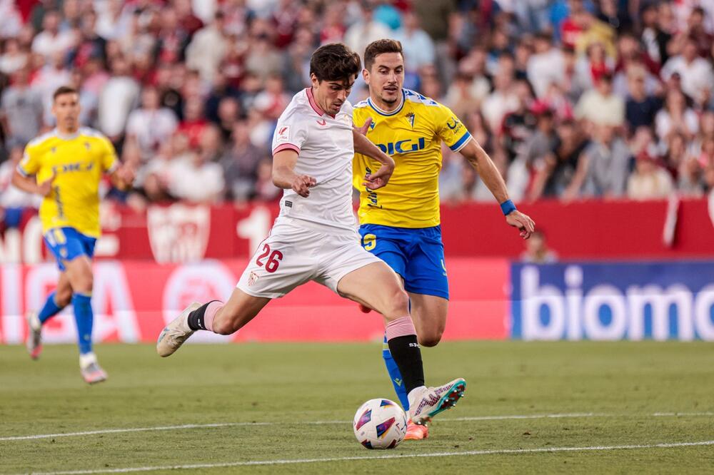 PRAVA DRAMA NA NEBU: Avion poznatog španskog kluba morao prinudno na sleti, pojavio se IZNENADNI kvar na motoru!