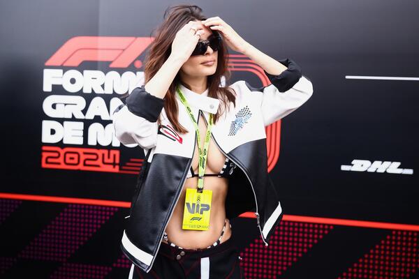 OVAKO IZGLEDA SAVRŠENA ZADNJICA: Emili Ratajkovski pokidala na Instagramu, pokupila 700.000 lajkova za čas