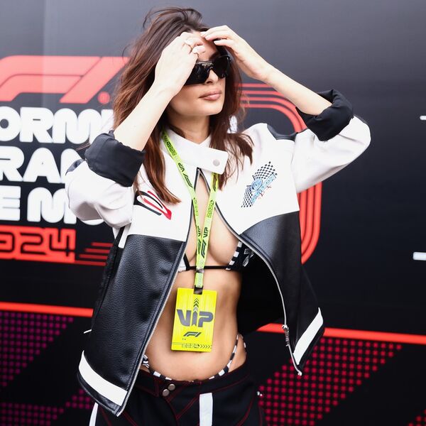 OVAKO IZGLEDA SAVRŠENA ZADNJICA: Emili Ratajkovski pokidala na Instagramu, pokupila 700.000 lajkova za čas