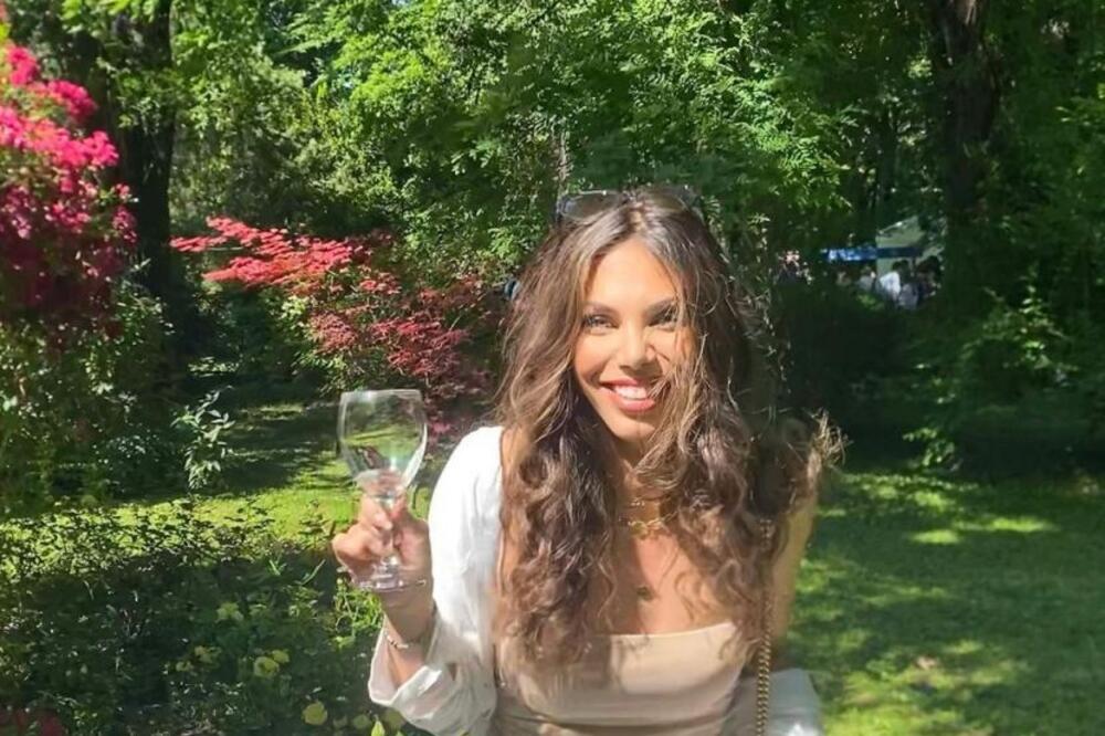 OVO JE PRELEPA KUMA ANASTASIJE RAŽNATOVIĆ: Dolazi iz POZNATE PORODICE, a izgleda kao MILION DOLARA (FOTO)
