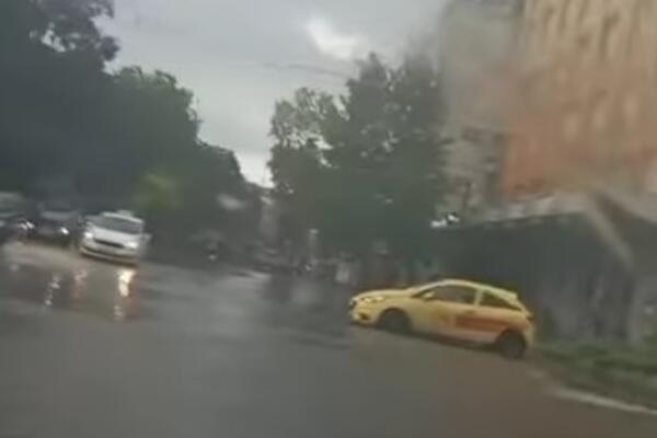 PLJUSAK SE SRUČIO NA POŽAREVAC: Ulice POD VODOM, automobili se jedva kreću, POGLEDAJTE SAMO! (VIDEO)
