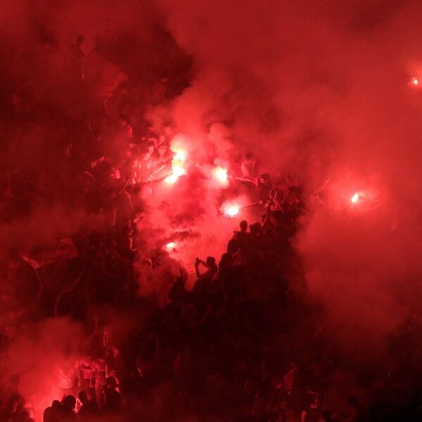 NAVIJAČI OLIMPIJAKOSA ZAPALILI PIREJ: Noć pretvorena u dan, 100.000 ljudi na ulicama (VIDEO/FOTO)