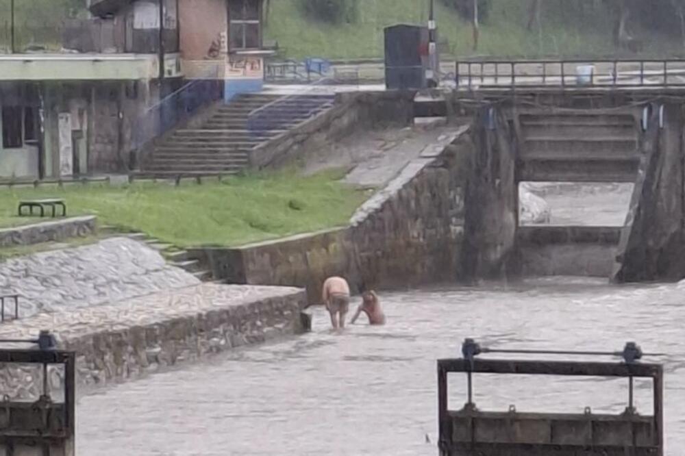 ŠOK PRIZOR NA ĐETINJI: Prolaznici gledaju dvojicu Užičana i NE VERUJU - kliša pljušti, a oni... (FOTO/VIDEO)