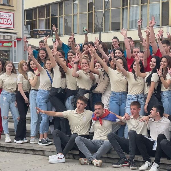 MATURANTI IZ VRANJA RASPLAKALI CELU SRBIJU: Kupili razrednom POKLON koji se još nije viđao - on odmah UZEO DA PROBA