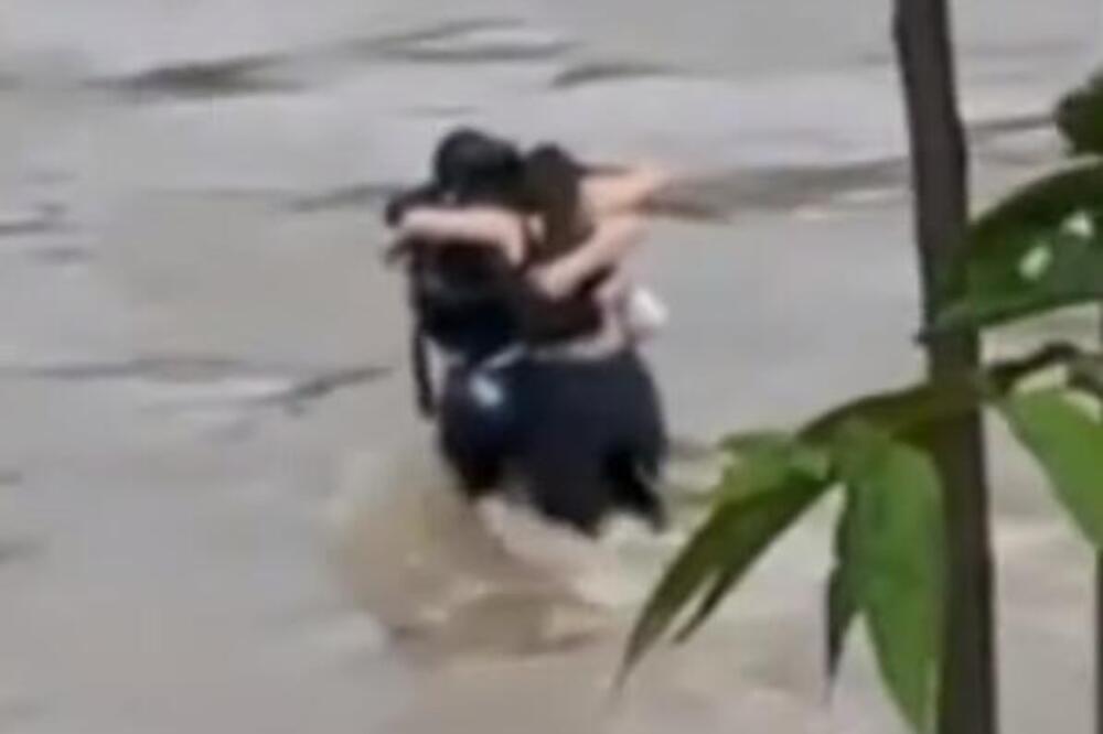 OVO JE TROJE MLADIH ČIJI JE ZAGRLJAJ RASPLAKAO SVET: Odnela ih BUJICA, i dalje se traga za TELIMA (VIDEO)