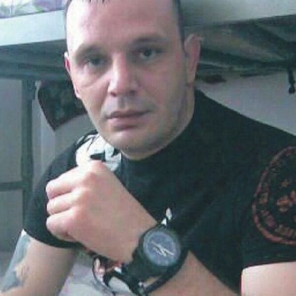 AKO VIDITE OVOG MUŠKARCA, MOMENTALNO SE JAVITE POLICIJI: Višestruki povratnik ponovo u bekstvu (FOTO)