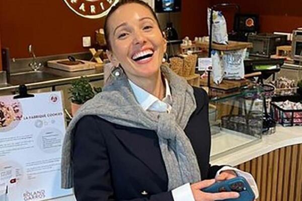 IMA MILIONE, A OBLAČI SE KAO SAV NORMALAN SVET: Jelena ĐOKOVIĆ na turniru u Parizu u odeći za, AMA BAŠ SVE PRILIKE