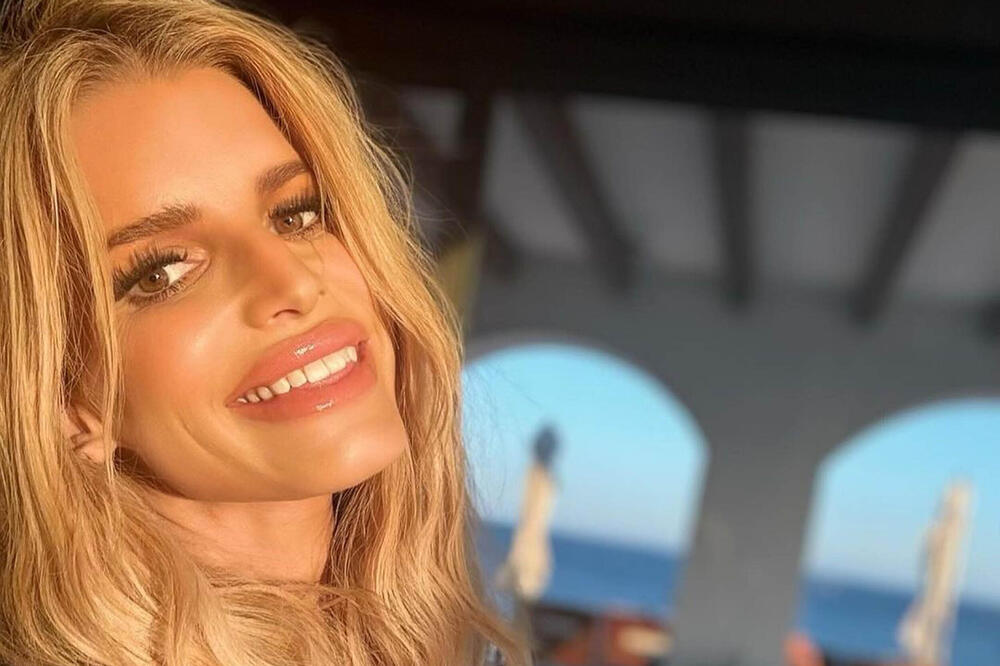 Veći šok od nje nećete videti! Skinula se i žestoko isprovocirala bivšeg muža, prizor za trljanje očiju