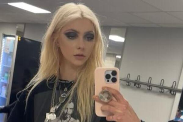 SA NASTUPA PRAVO U BOLNICU: Pevačica doživela NEPRIJATNOST na koncertu, u trenutku nije znala šta ju je snašlo