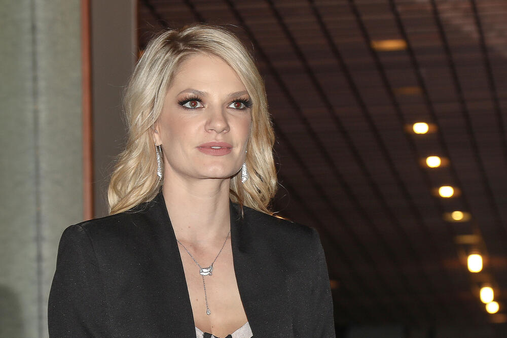 Ne zna se koja je lepša: Dragana lepotom osvojila Srbe, a tek da vidite kakve sestre ima, one su joj velika podrška