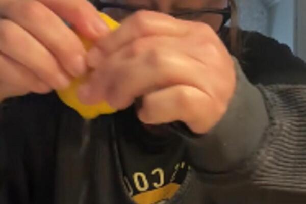 SVI SE PITAJU KAKO OVO NISU VIDELI RANIJE: Trik za CEĐENJE LIMUNA obara rekorde - nema više nereda i ULEPLJIVANJA