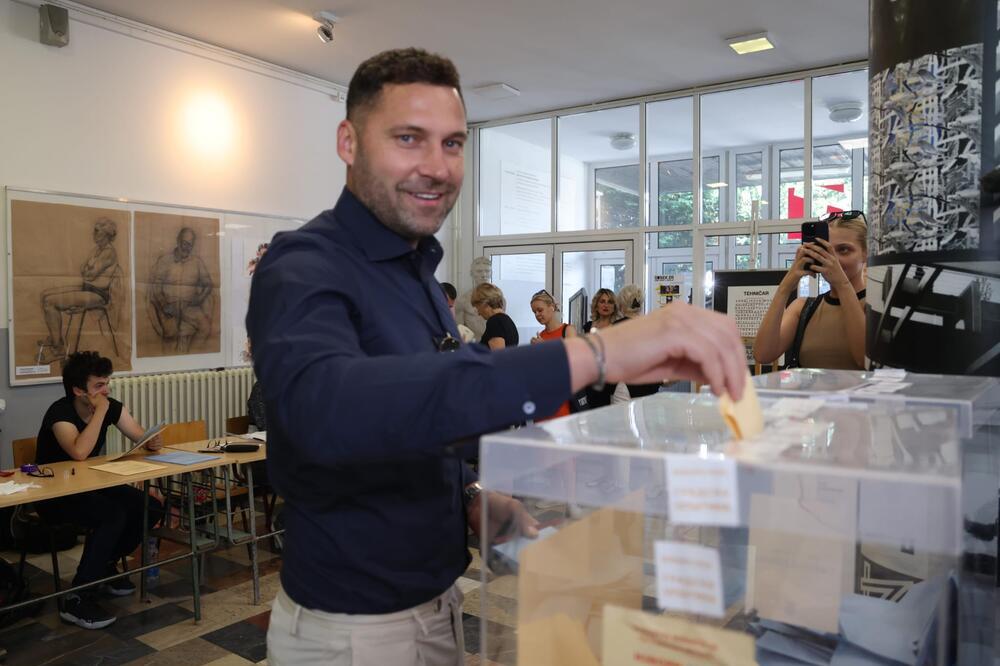 DANAS SU SVE OČI BILE UPRTE U DUŠKA TOŠIĆA, A EVO I ZAŠTO: Sportista STRPLJIVO ČEKAO sa ostalim građanima