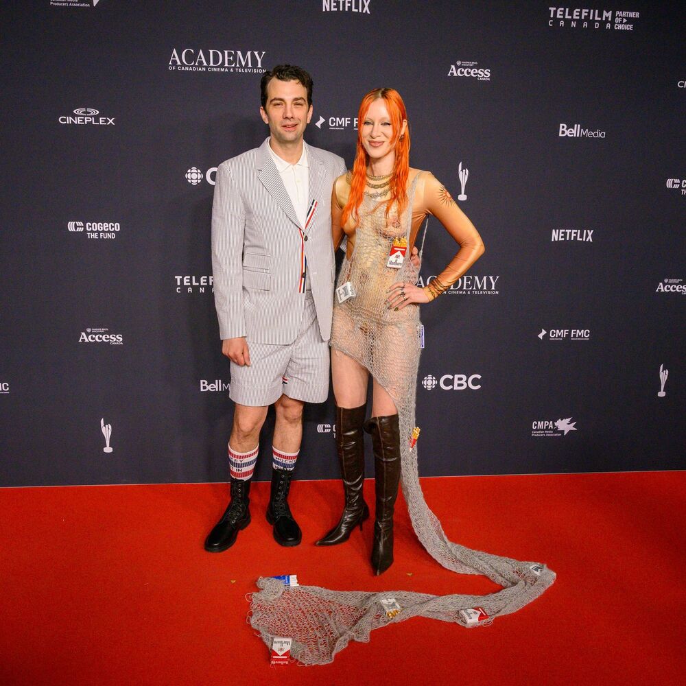 Rebeka Džo Danam gola na crvenom tepihu