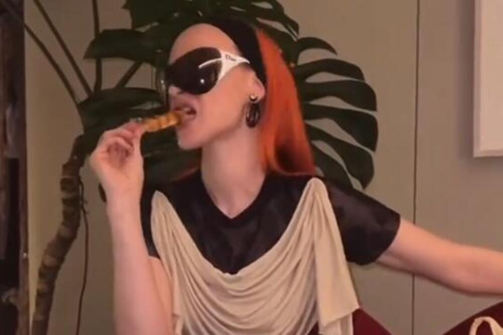 MAJKO SVETA, ZAR GOLA MEĐU LJUDE? Riđokosa VRELIM TELOM zabezeknula sve prisutne, da li je realna OVA ŽENA?