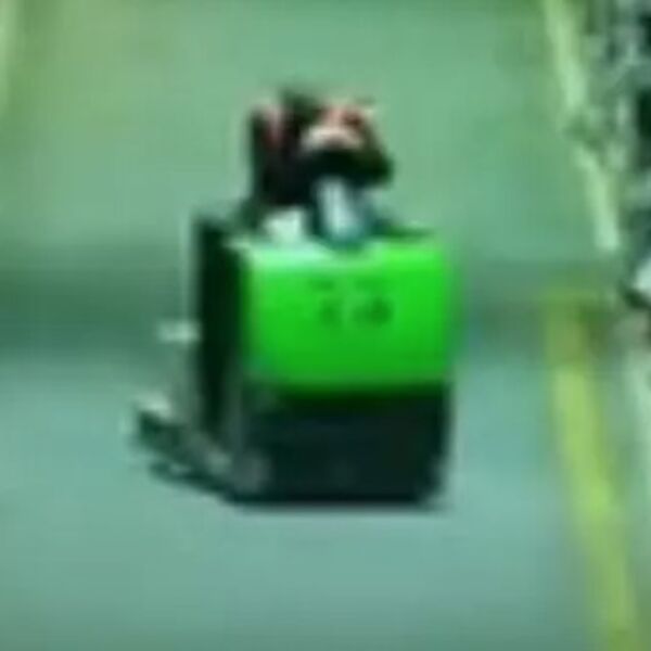 RADNIK JE VOZIO VILJUŠKAR, A ONDA JE ZASPAO: Za dlaku izbegnuta tragedija a snimak tera jezu u kosti (VIDEO)