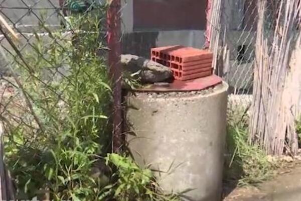 "DUBINA 9 METARA, ON U VODI I DRŽI SE ZA LANAC" Ovo je šaht u Kaluđerici u kojem je pronađen dečak (7)! FOTO