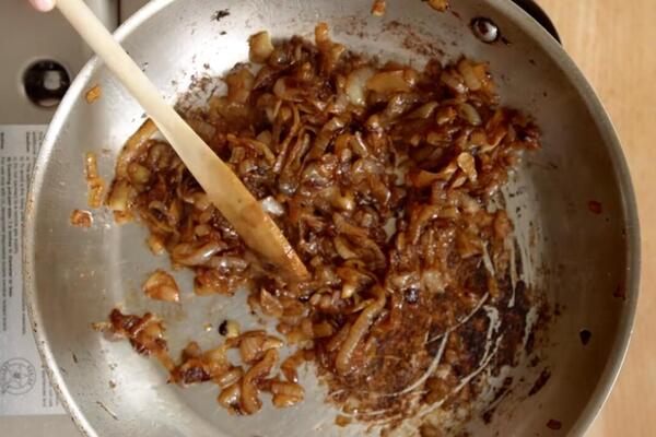 EVO KAKO SE PRAVILNO KARAMELIZUJE LUK: Iskusni kuvari podelili TAJNI RECEPT, na TIHOJ VATRI i tačno ovoliko minuta