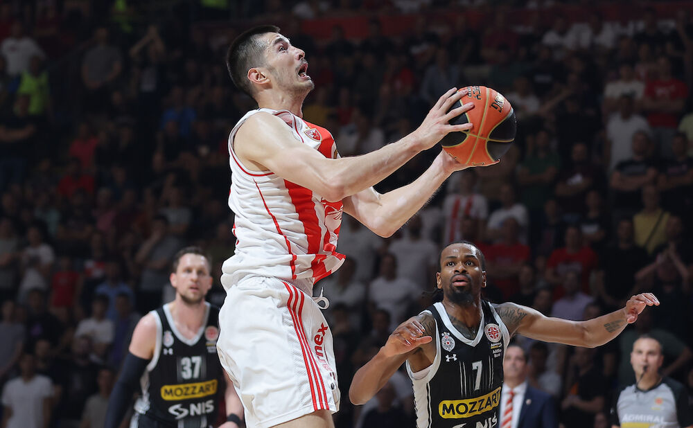 Luka Mitrović (levo) na prvoj utakmici finalne serije KLS-a