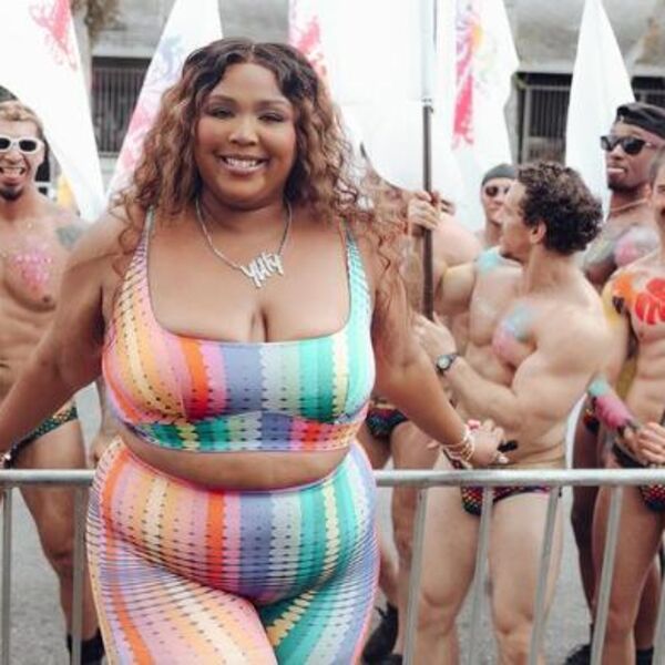 IMA 140 KILOGRAMA, A UTEGLA SE U HELANKE: Poznata muzička zvezda NE MARI za KOMENTARE i ne skida OSMEH (FOTO)