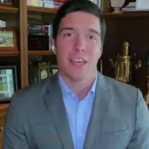 UKLJUČIO SE U PRENOS UŽIVO, A ONDA JE KAMERA OTIŠLA DOLE: Ljudi pored malih ekrana su bukvalno zanemeli (VIDEO)