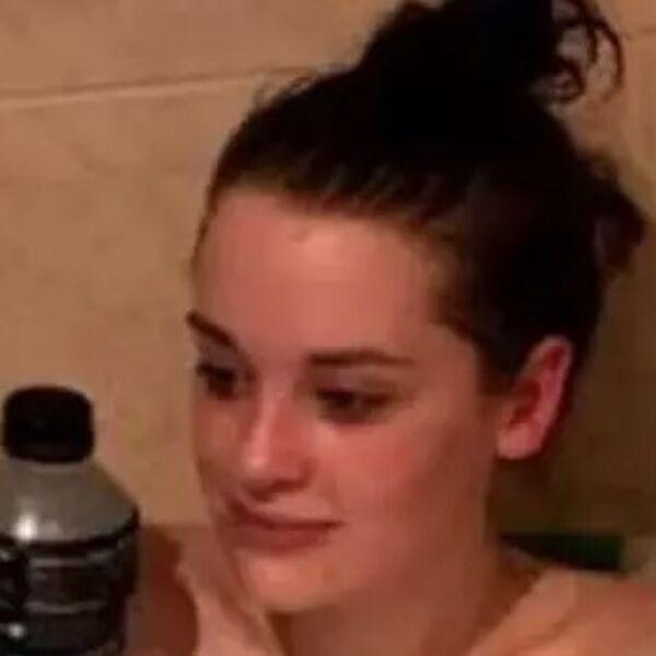 POSTAVILA JE SLIKU NA KOJOJ SE KUPA, A LJUDI SU OSTALI ŠOKIRANI: Svi gledali u TAČKU DOLE, AU (FOTO)