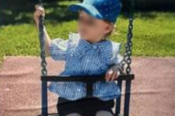 MALENU SOFIJU PREGAZILA BABA ZA VOLANOM "MERCEDESA": Kamere sve snimile - krenula je u rikverc, pa...