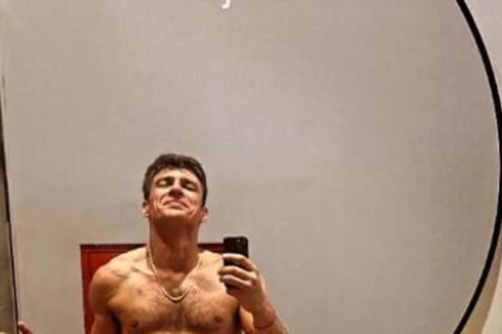 ŽENAMA ĆE POPADATI VILICE KADA VIDE OVOG DASU: Skinuo se POZNATI GLUMAC, nikad bolje nije izgledao, OPASAN FRAJER