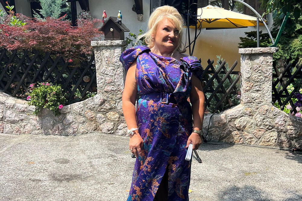 OVO JE MAJKA NAJLEPŠE MLADE: Zanosna plavuša je prava DAMA, ljudi nisu odvojili pogled OD NJE