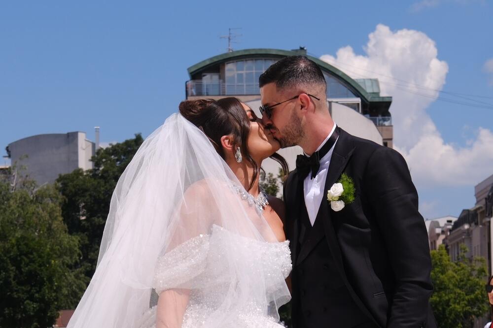 BELI DOVRAC, STARI AUTOMOBIL, A SVUDA BELE RUŽE: Zavirite na venčanje Tamare Milutinović, sve je kao u BAJCI