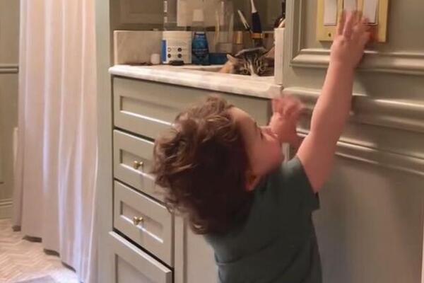 DETE SE IGRALO PREKIDAČIMA U KUHINJII UPALILO JE SVETLO: Odjednom je IZ SUDOPERE iskočilo OVO STVORENJE (VIDEO)