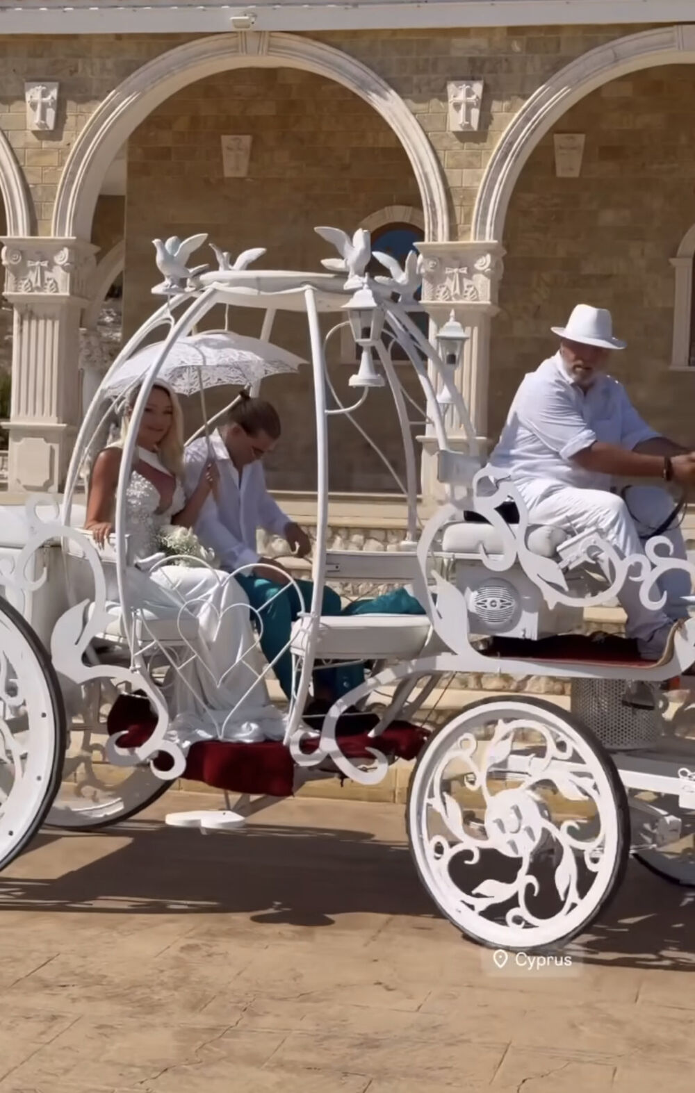 Mladenci su na venčanje došli u beloj kočiji