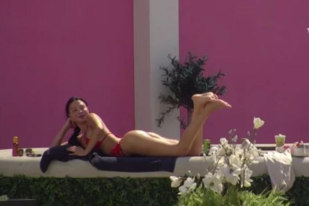 Pa njoj je silikon otišao na kuk! Najšokantnije slike Majine guze do sad, neki bi za ovo tužili hirurga