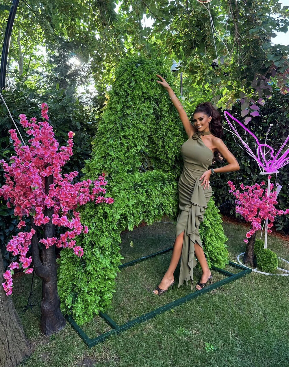 Ana je nosila maslinasto zelenu haljinu sa karnerima 