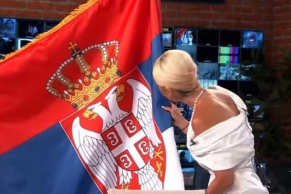 UŠETALA U STUDIO PINKA, PREKRSTILA SE I POLJUBILA SRPSKU ZASTAVU: Voditeljka ZABEZEKNULA NACIJU, sve je išlo UŽIVO