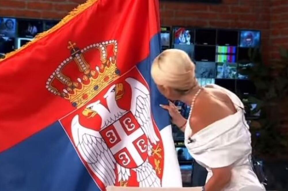 UŠETALA U STUDIO PINKA, PREKRSTILA SE I POLJUBILA SRPSKU ZASTAVU: Voditeljka ZABEZEKNULA NACIJU, sve je išlo UŽIVO