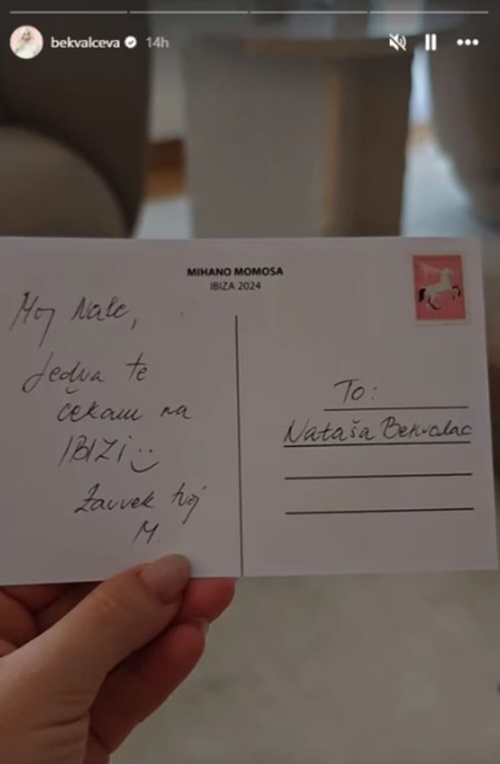 Lepa plavuša je svima zagolicala maštu